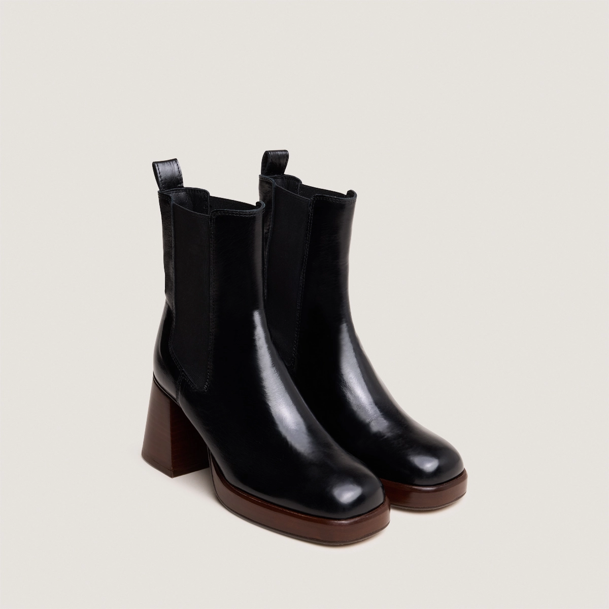 Square toe and elastic boots in black distressed leather | BECCA