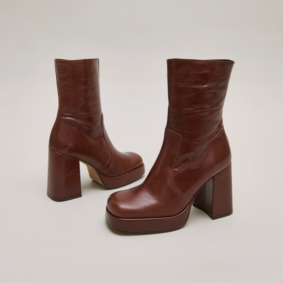 Boots with heels and square toes in brown aged leather | BEN