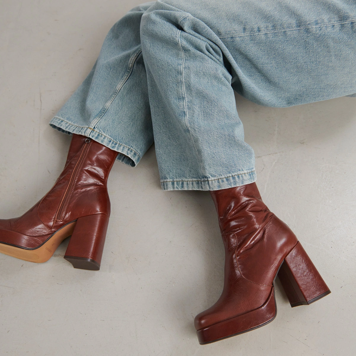 Boots with heels and square toes in brown aged leather | BEN