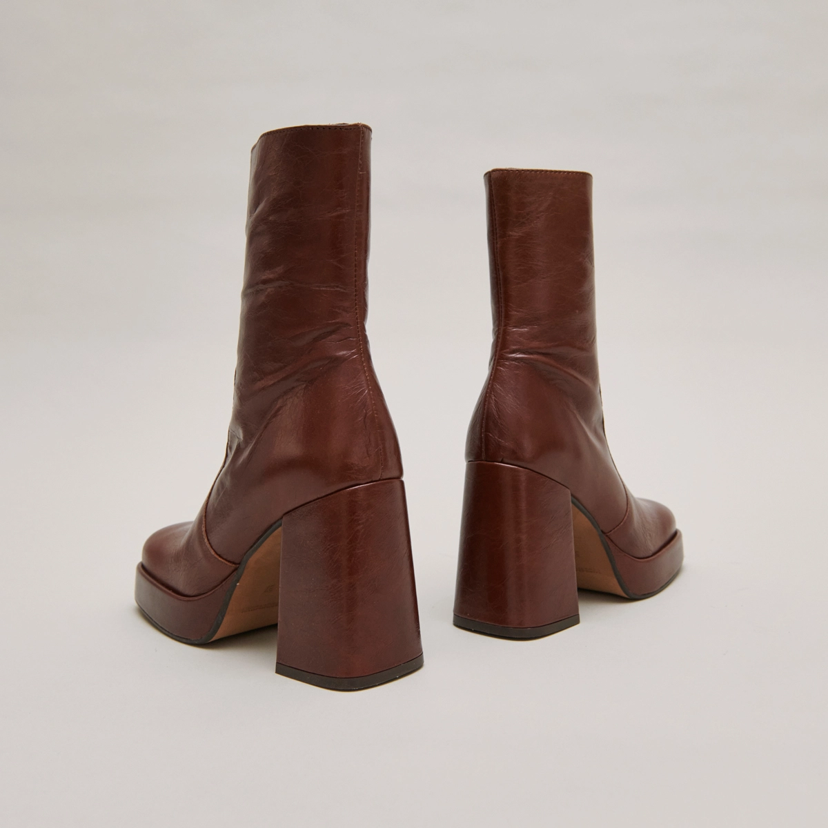Boots with heels and square toes in brown aged leather | BEN