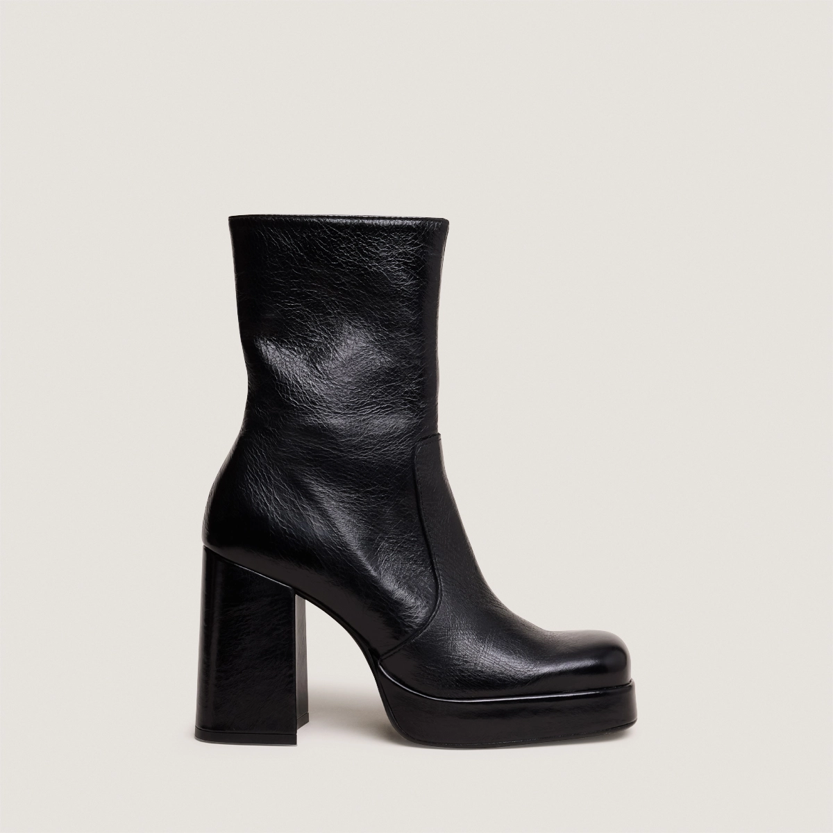 Boots with heels and square toes in black aged leather | BEN