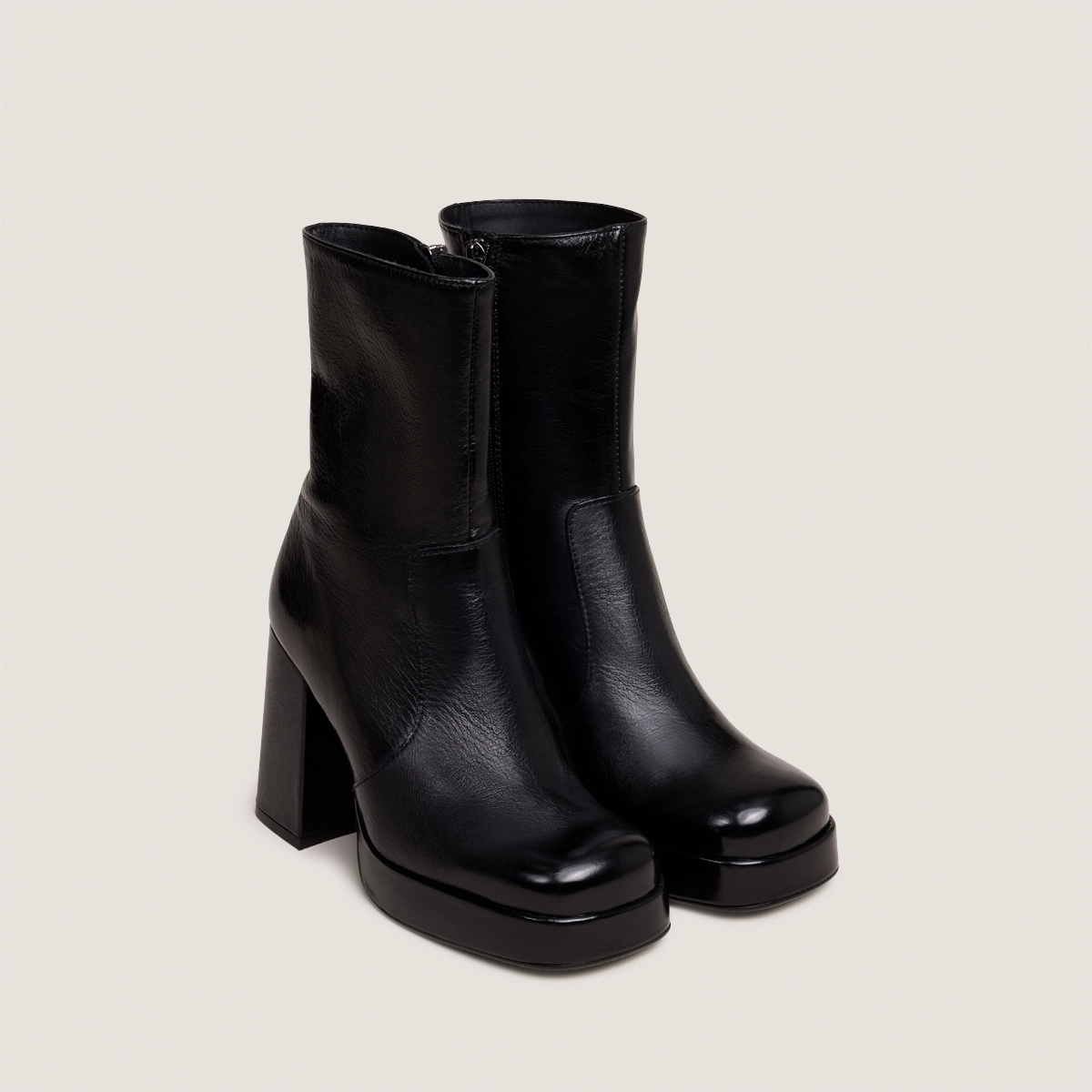 Boots with heels and square toes in black aged leather | BEN
