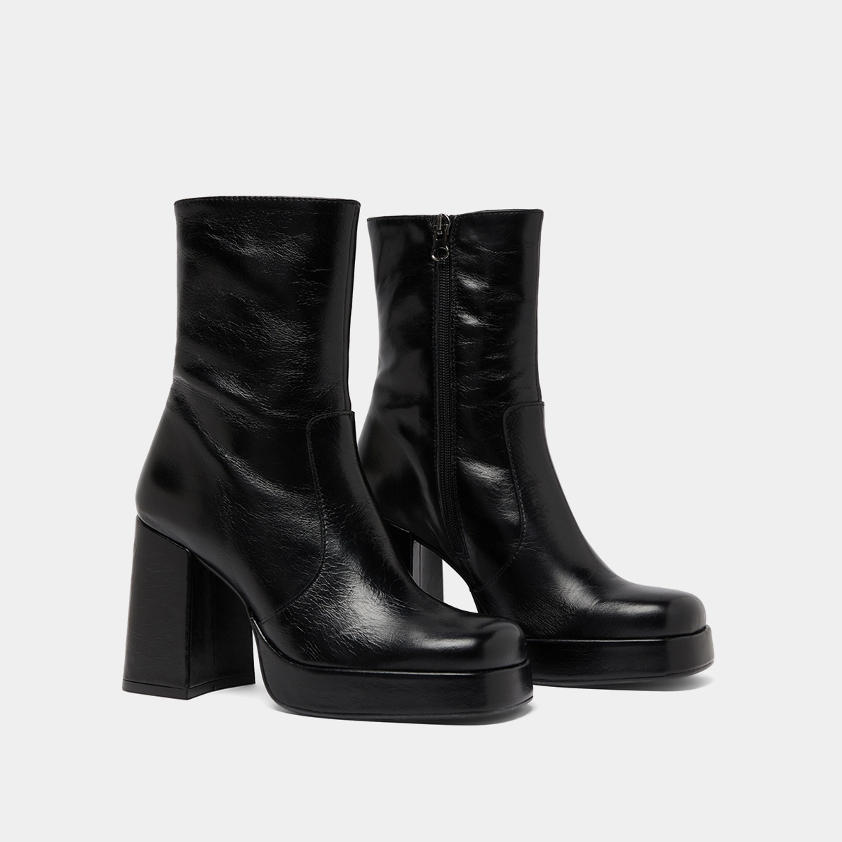 Boots with heels and square toes in black aged leather | BEN