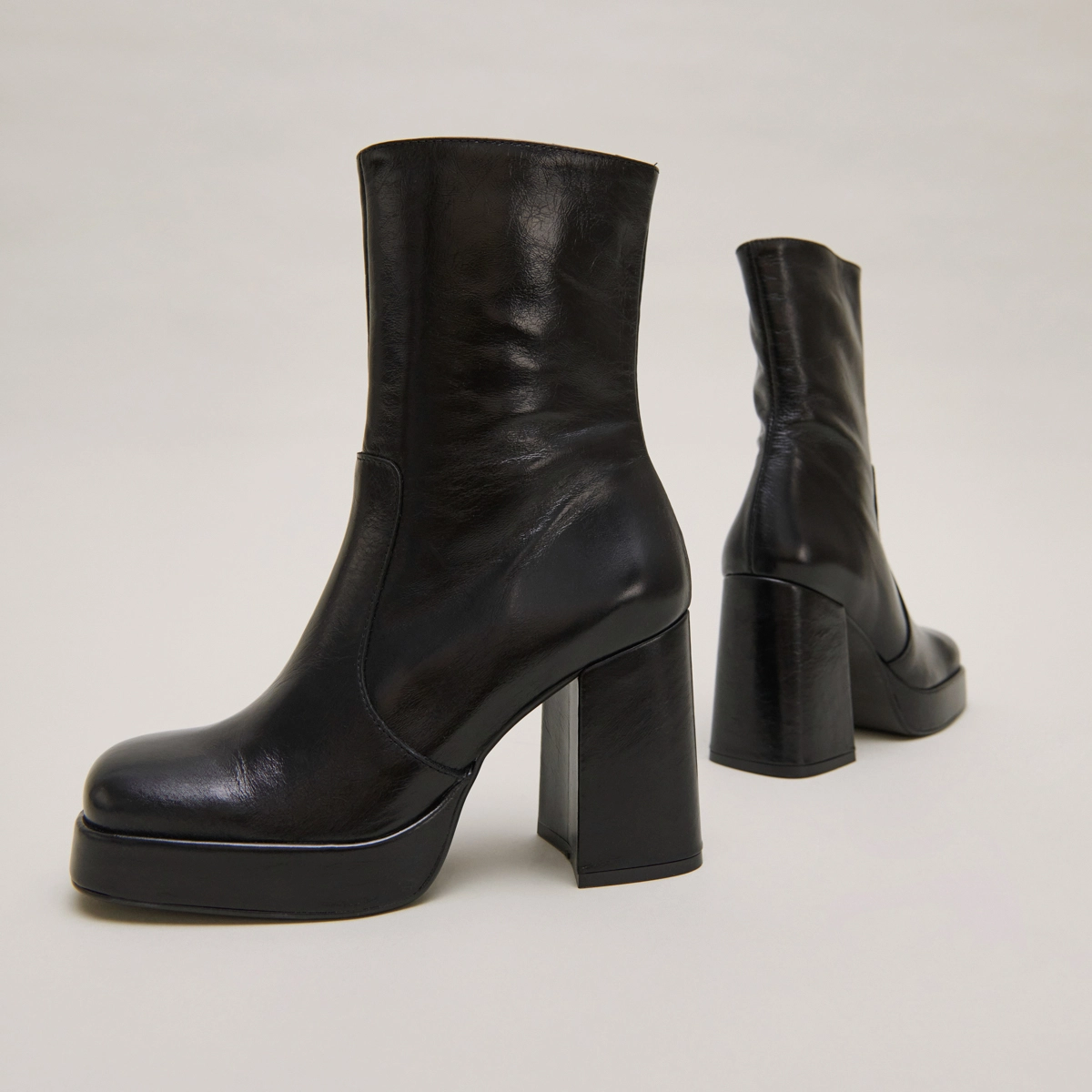 Boots with heels and square toes in black aged leather | BEN