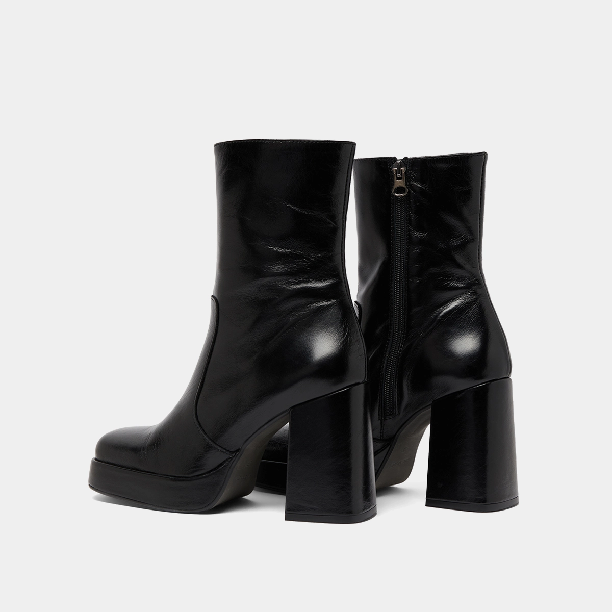 Boots with heels and square toes in black aged leather | BEN