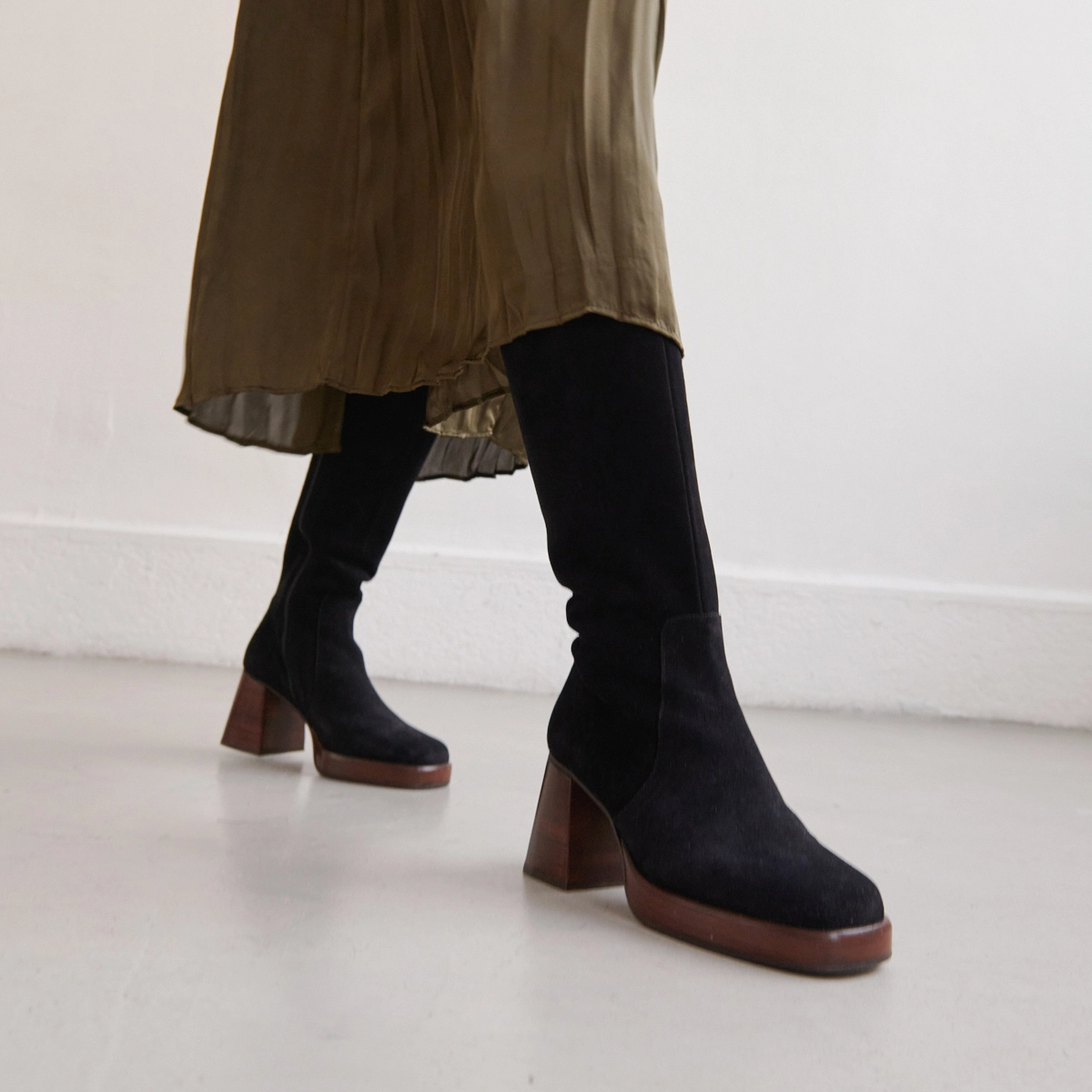 Platform boots in black suede | BETINA