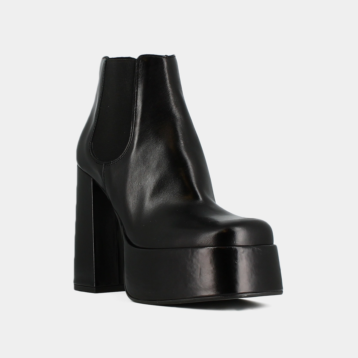 Platform boots with square toe in black leather | BOB