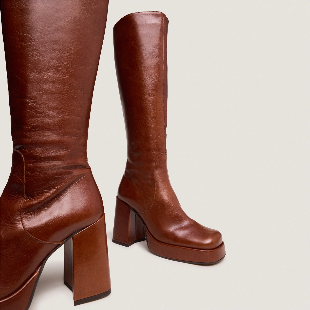 Boots with heels and square toes in brown distressed leather | BRYAN