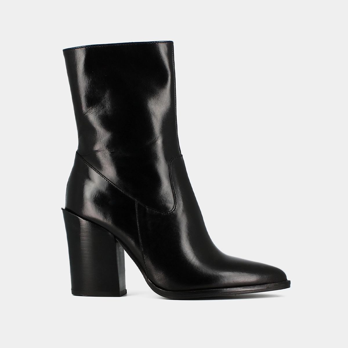Heeled boots with pointed toes in black leather | BUSTER