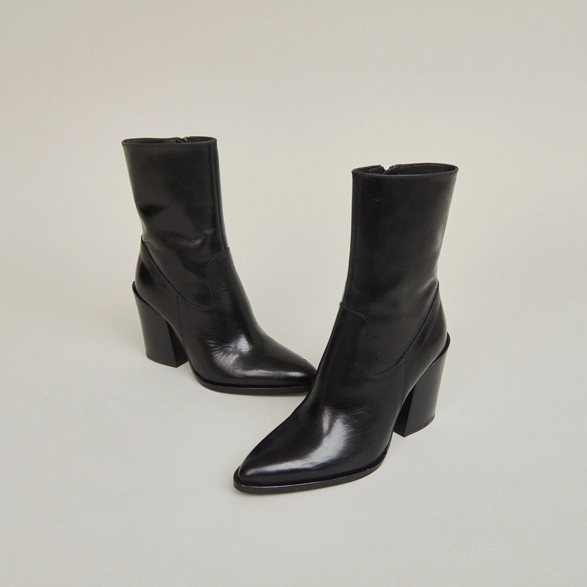 Heeled boots with pointed toes in black leather | BUSTER