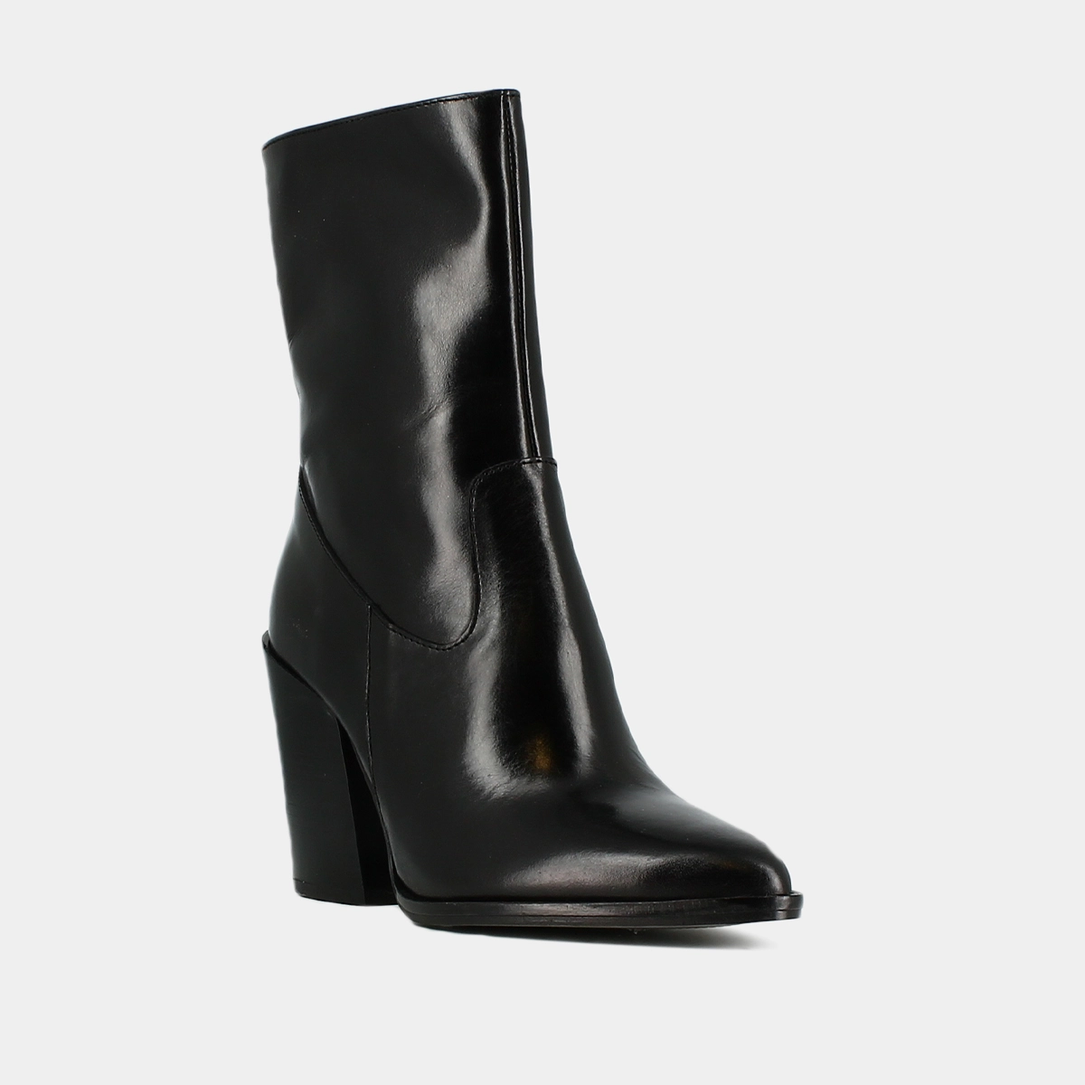 Heeled boots with pointed toes in black leather | BUSTER