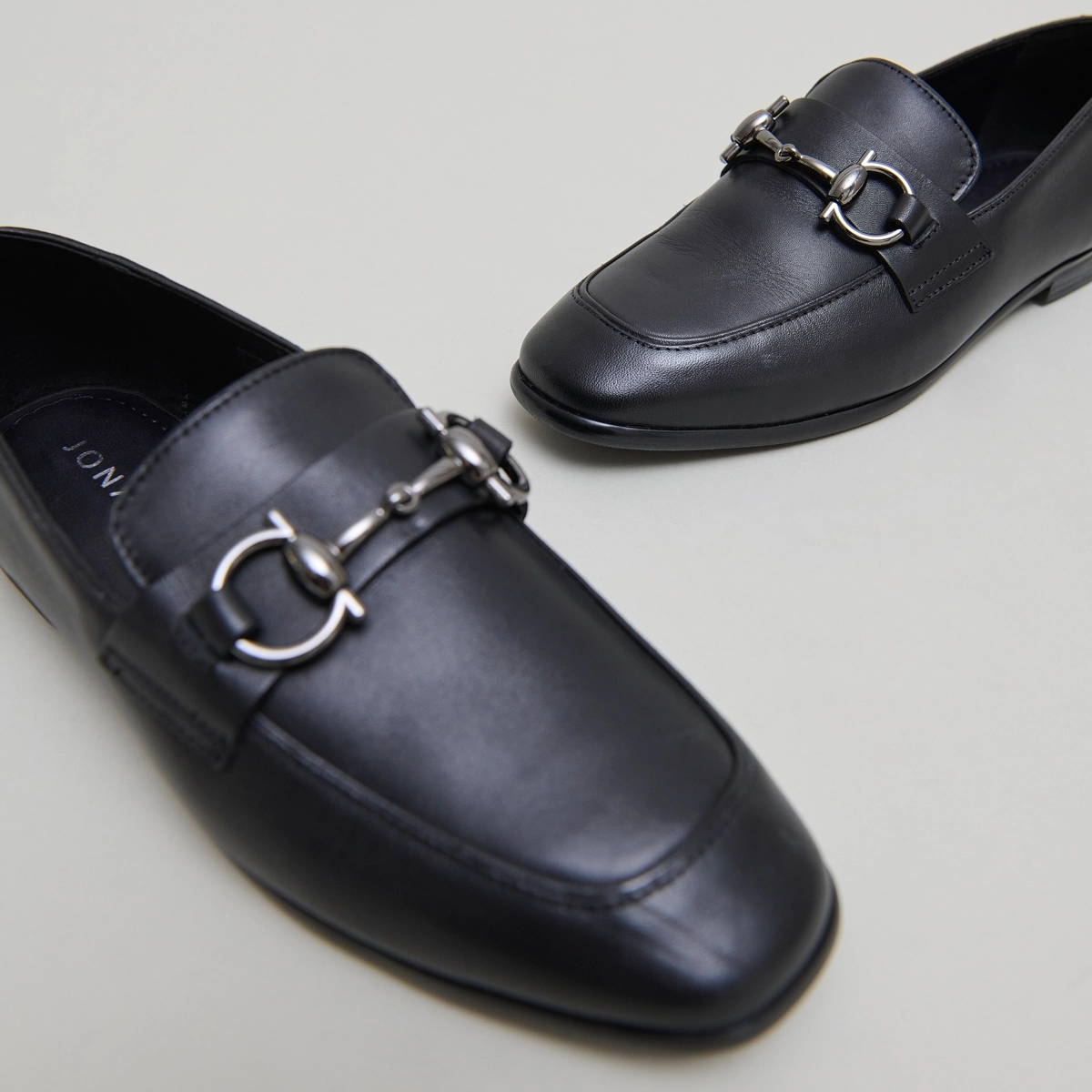 Loafers with square bits and boxes in black leather | AMELLE