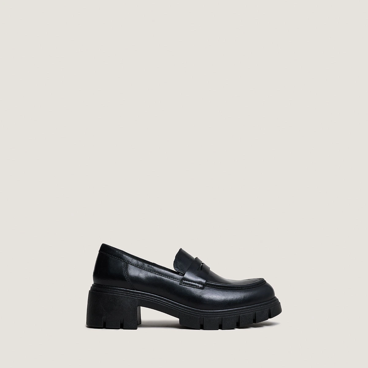 Heeled loafers with notched soles in black leather | ARON