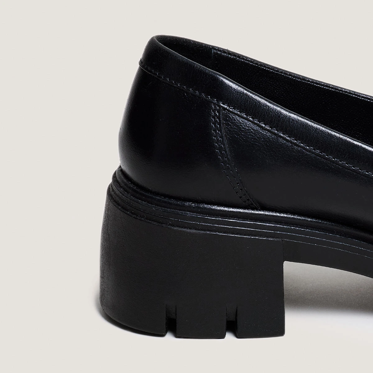 Heeled loafers with notched soles in black leather | ARON