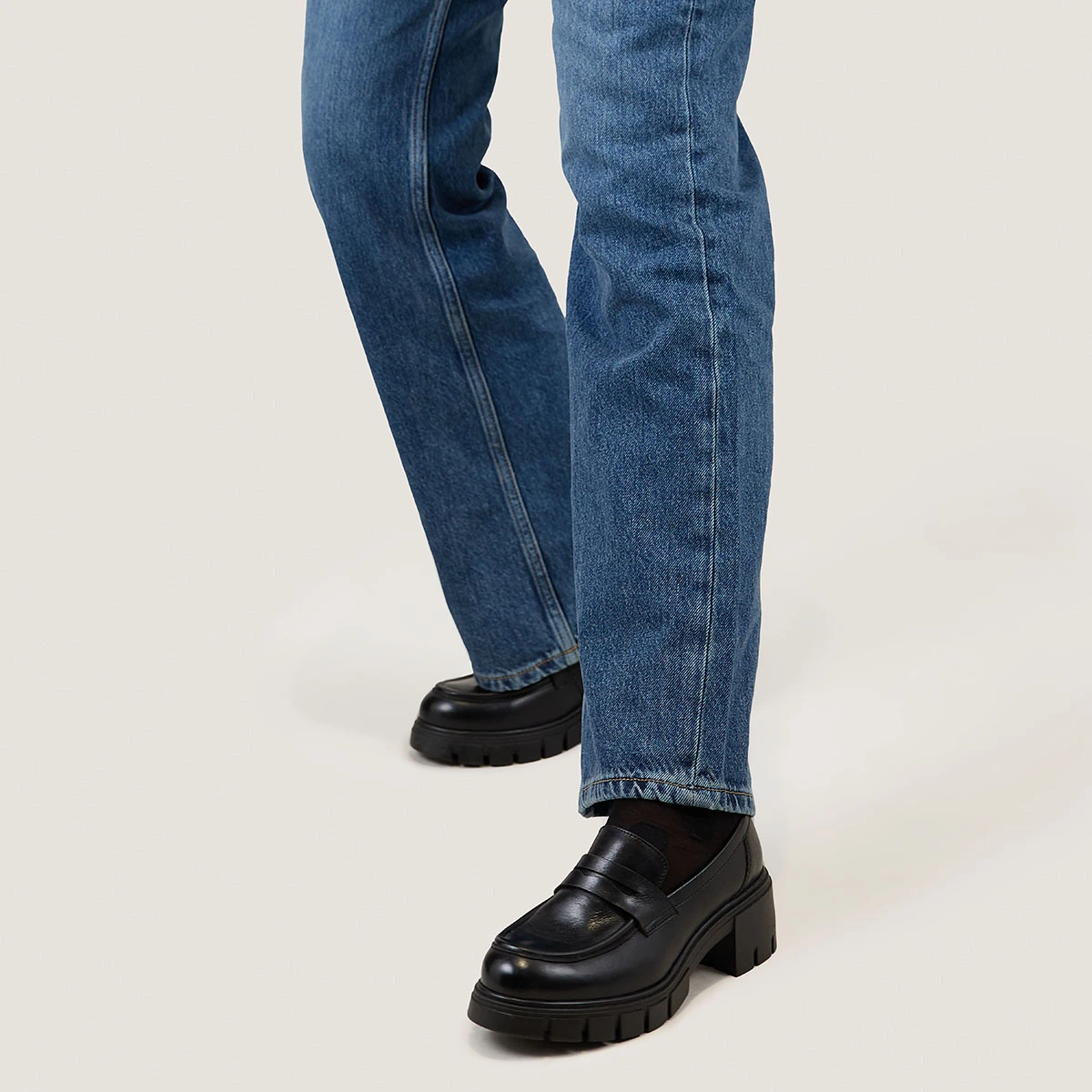 Heeled loafers with notched soles in black leather | ARON