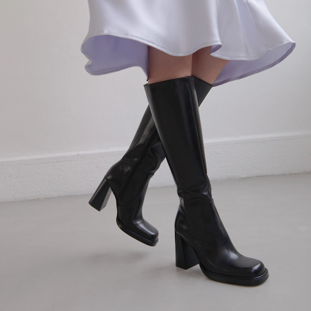 Boots with heels and square toes in black leather | BERTRAND