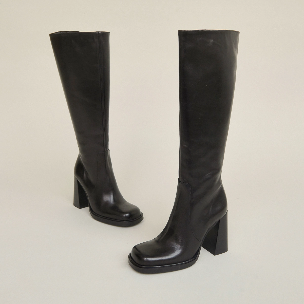 Boots with heels and square toes in black leather | BERTRAND