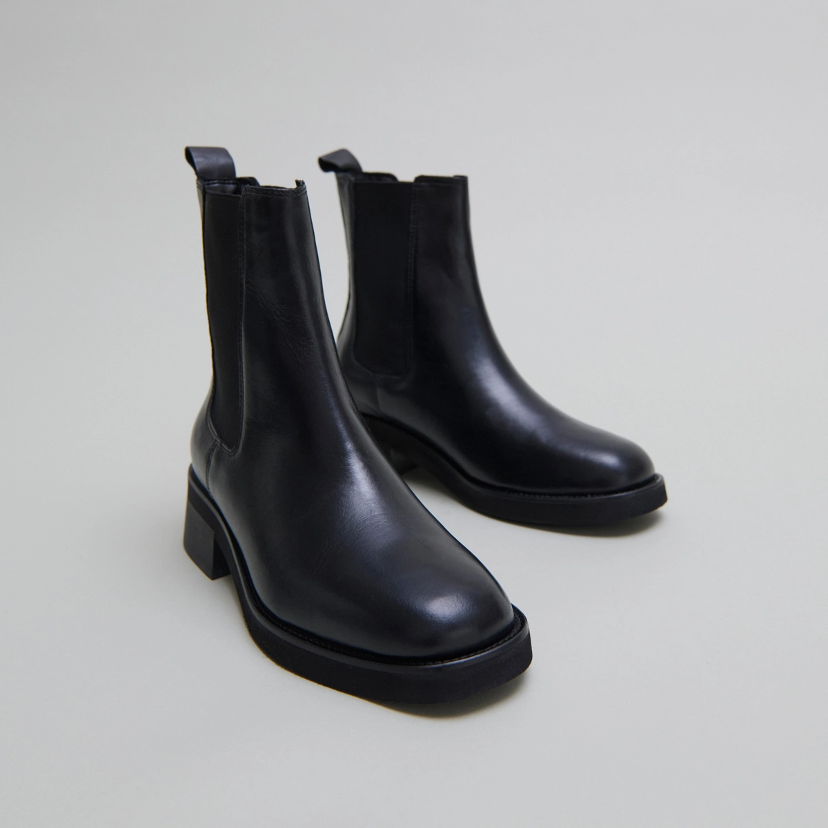 Round-toed boots in black leather | PARISSE