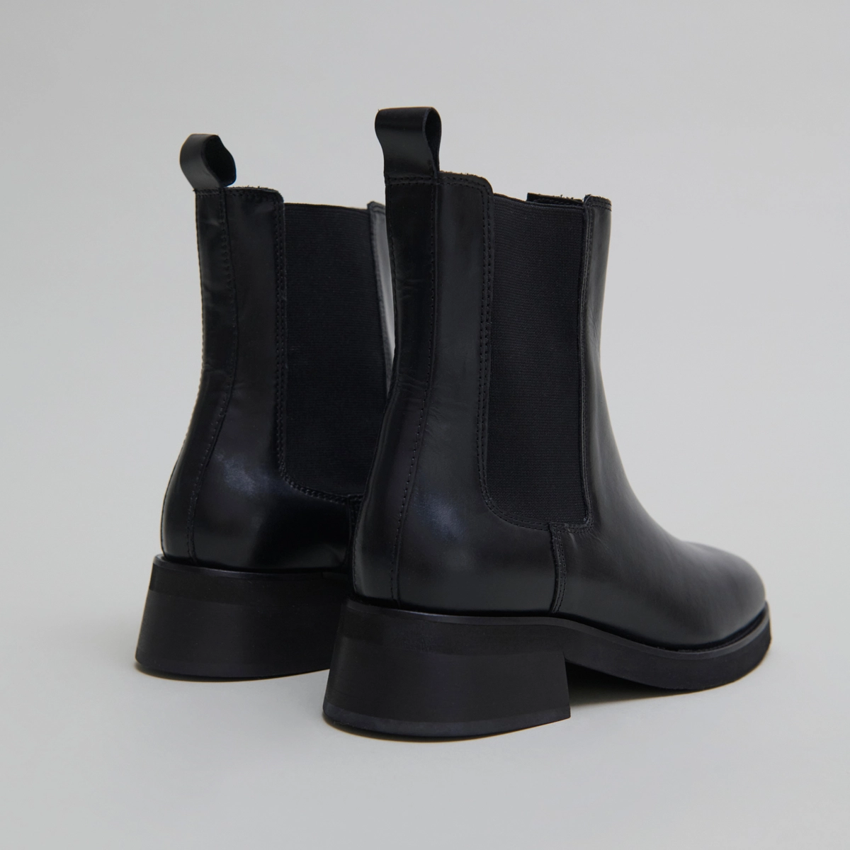 Round-toed boots in black leather | PARISSE
