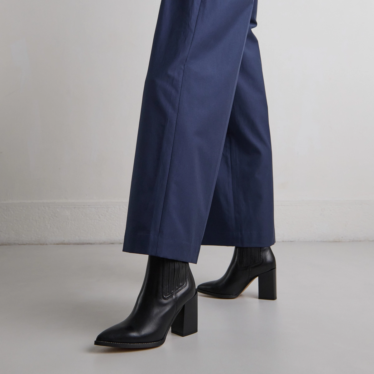 Ankle boots with heels and pointed toes in black leather | PERLINE