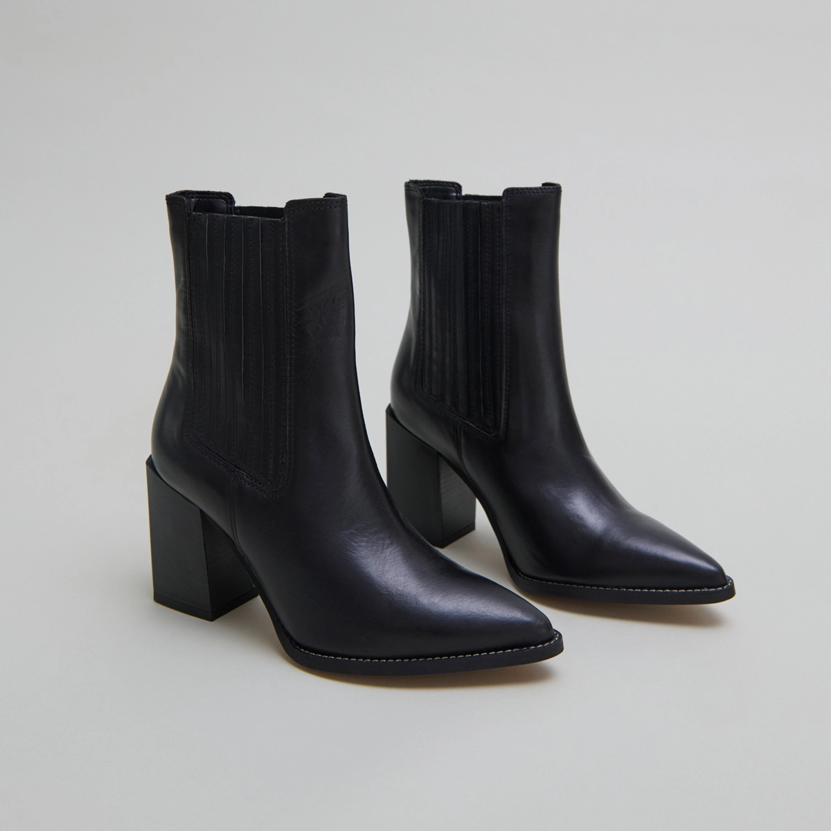 Ankle boots with heels and pointed toes in black leather | PERLINE