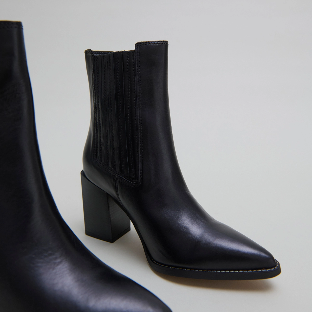 Ankle boots with heels and pointed toes in black leather | PERLINE