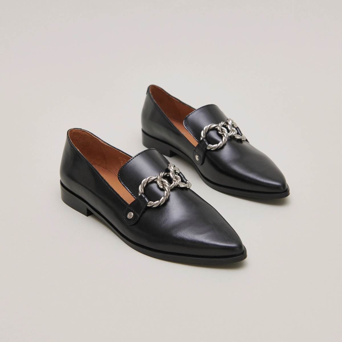 Loafers with silver buckles and pointed toes in black leather | ALICANTE