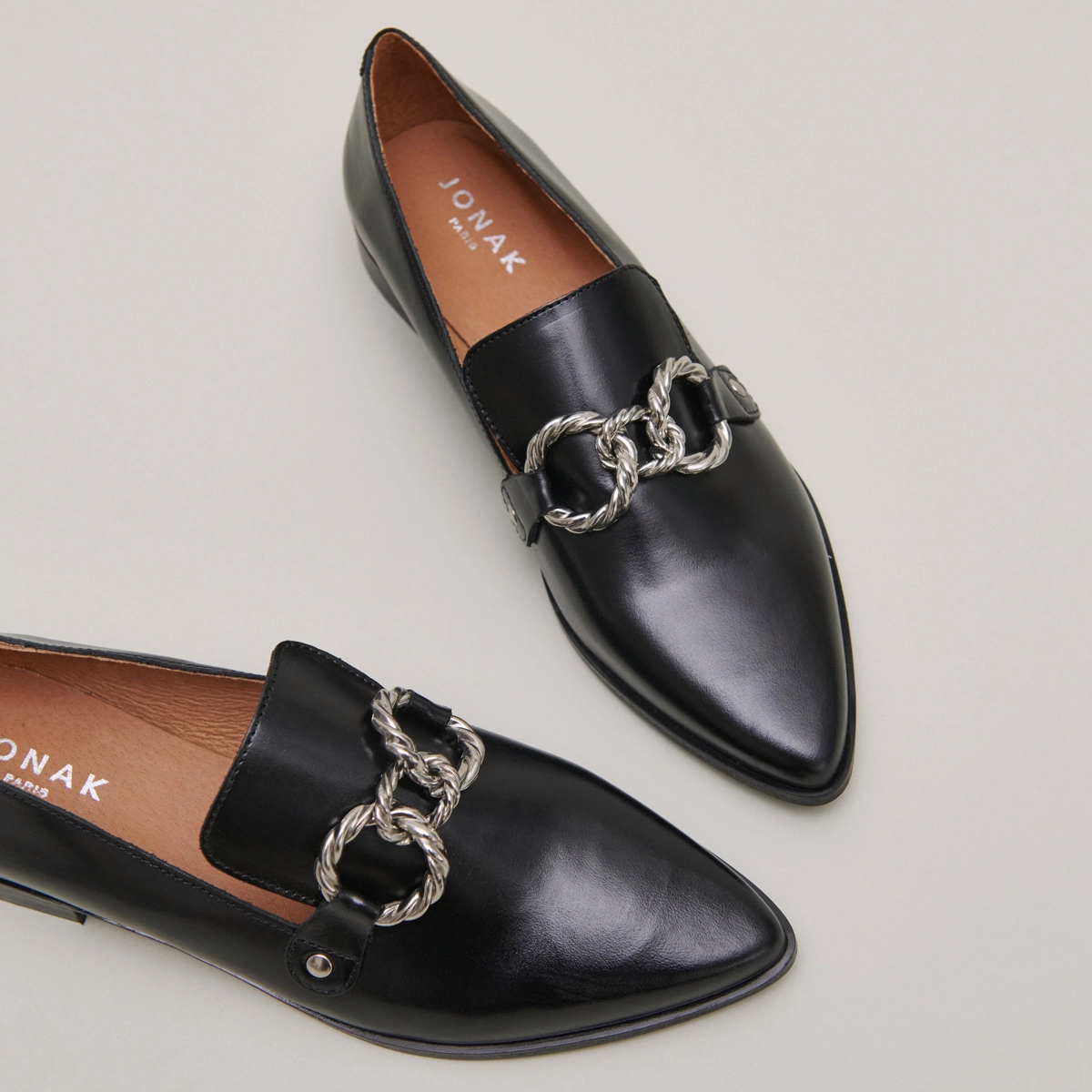 Loafers with silver buckles and pointed toes in black leather | ALICANTE
