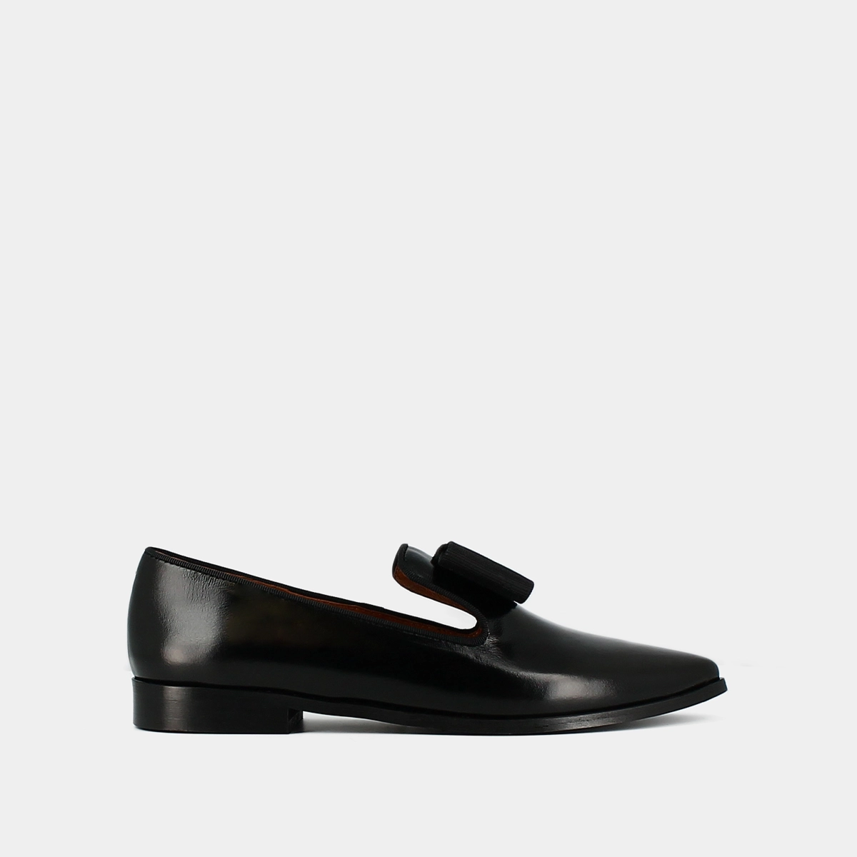 Loafers with bows and pointed toes in black leather | ANGLET