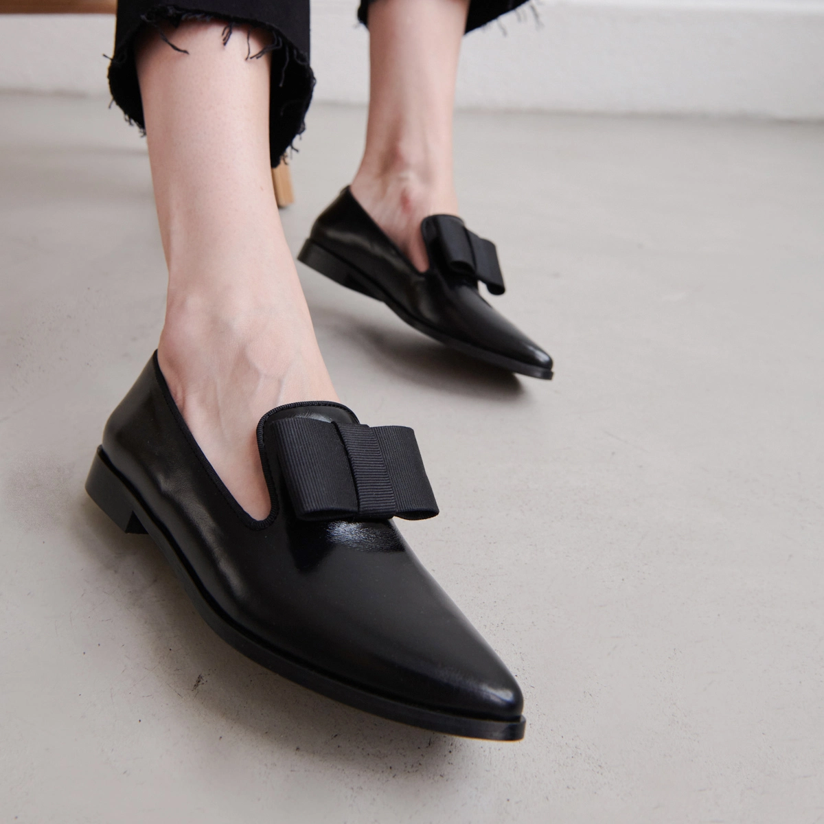 Loafers with bows and pointed toes in black leather | ANGLET