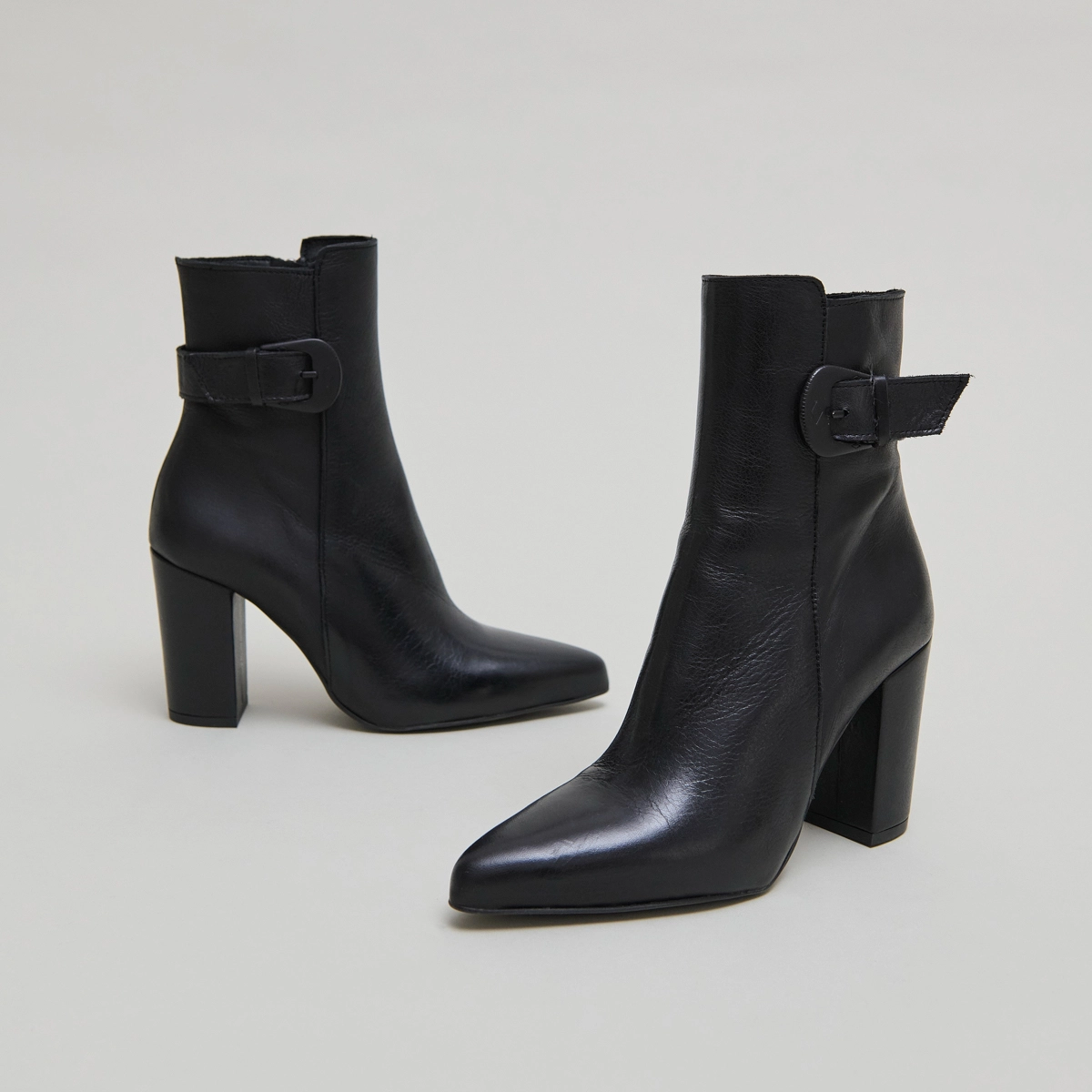 Pointed toe boots with buckles in black leather | BETH
