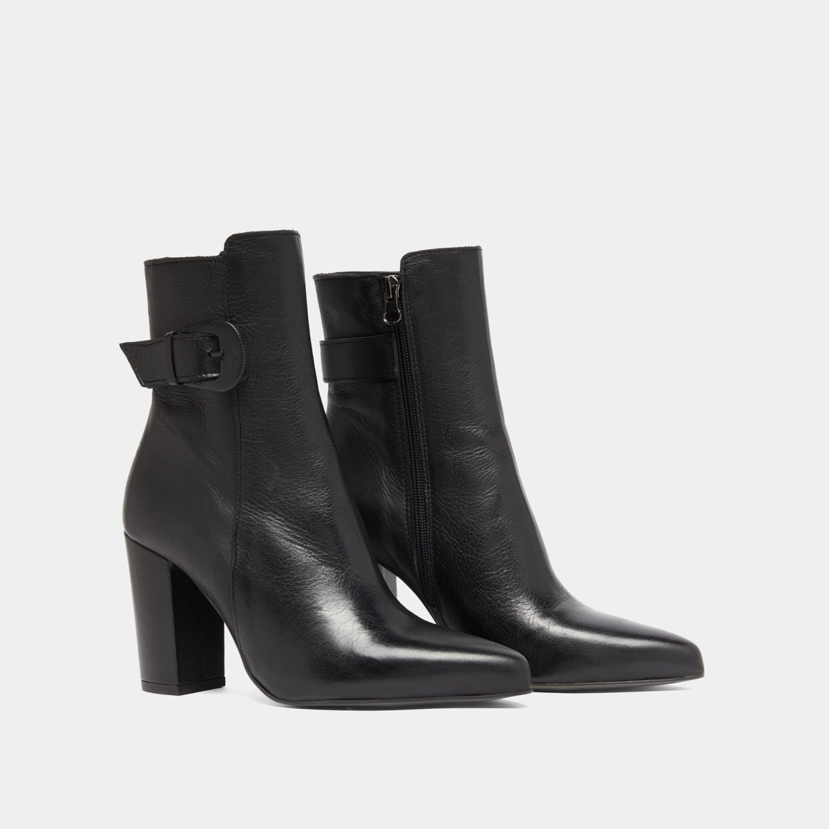 Pointed toe boots with buckles in black leather | BETH