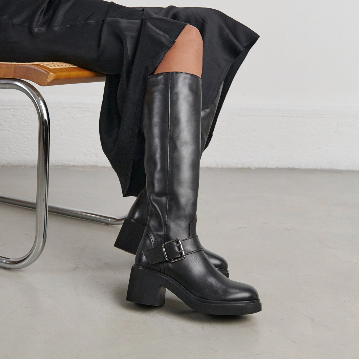 Boots with thick soles and side buckles in black leather | RODEZ