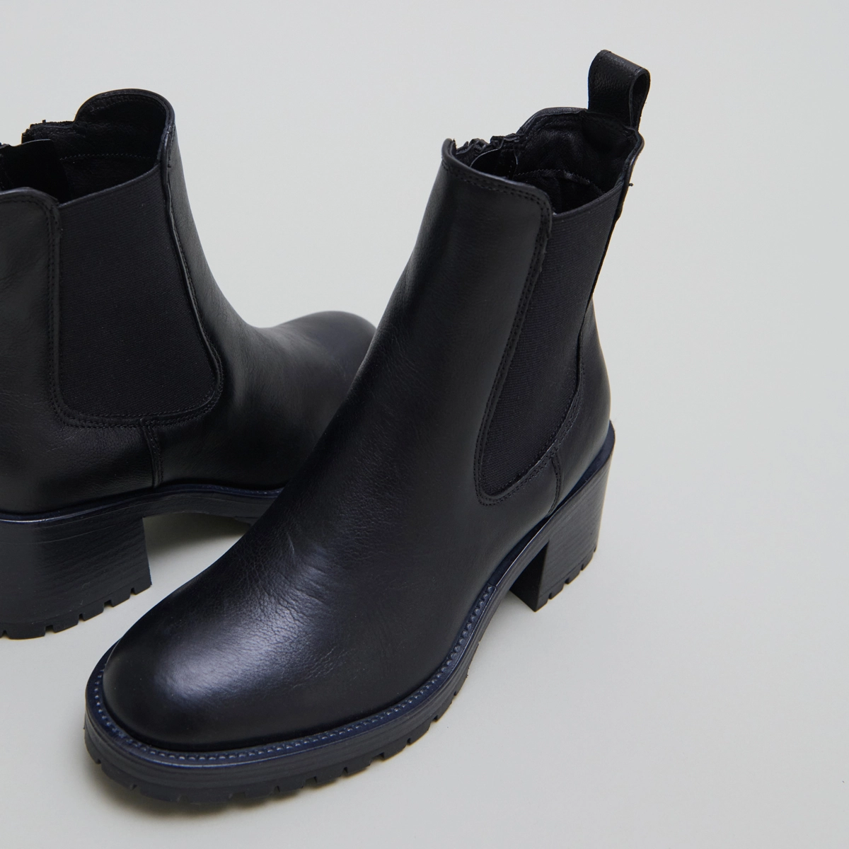 Lowboots with elastic bands in black grained leather | CECILE