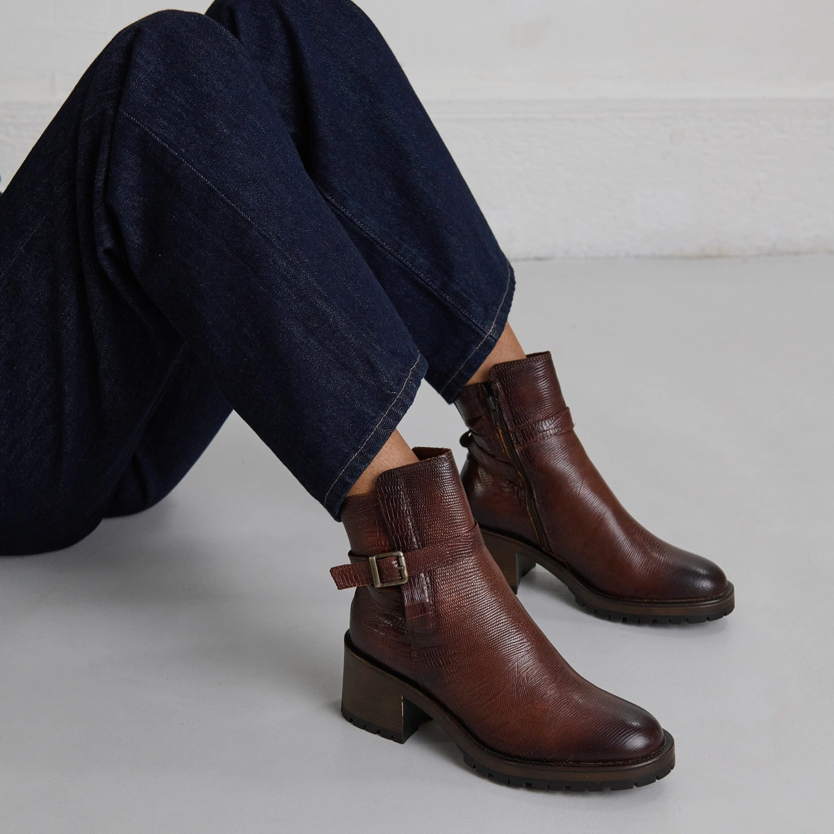 Round-toe buckle boots in cognac reptile leather | CLOVIS