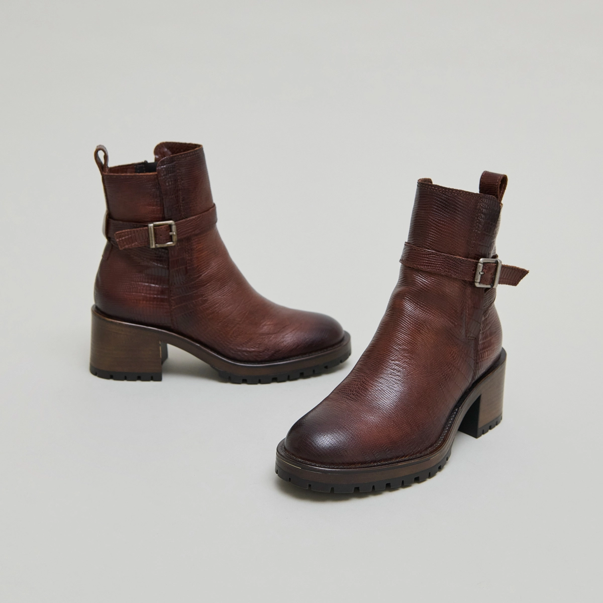 Round-toe buckle boots in cognac reptile leather | CLOVIS