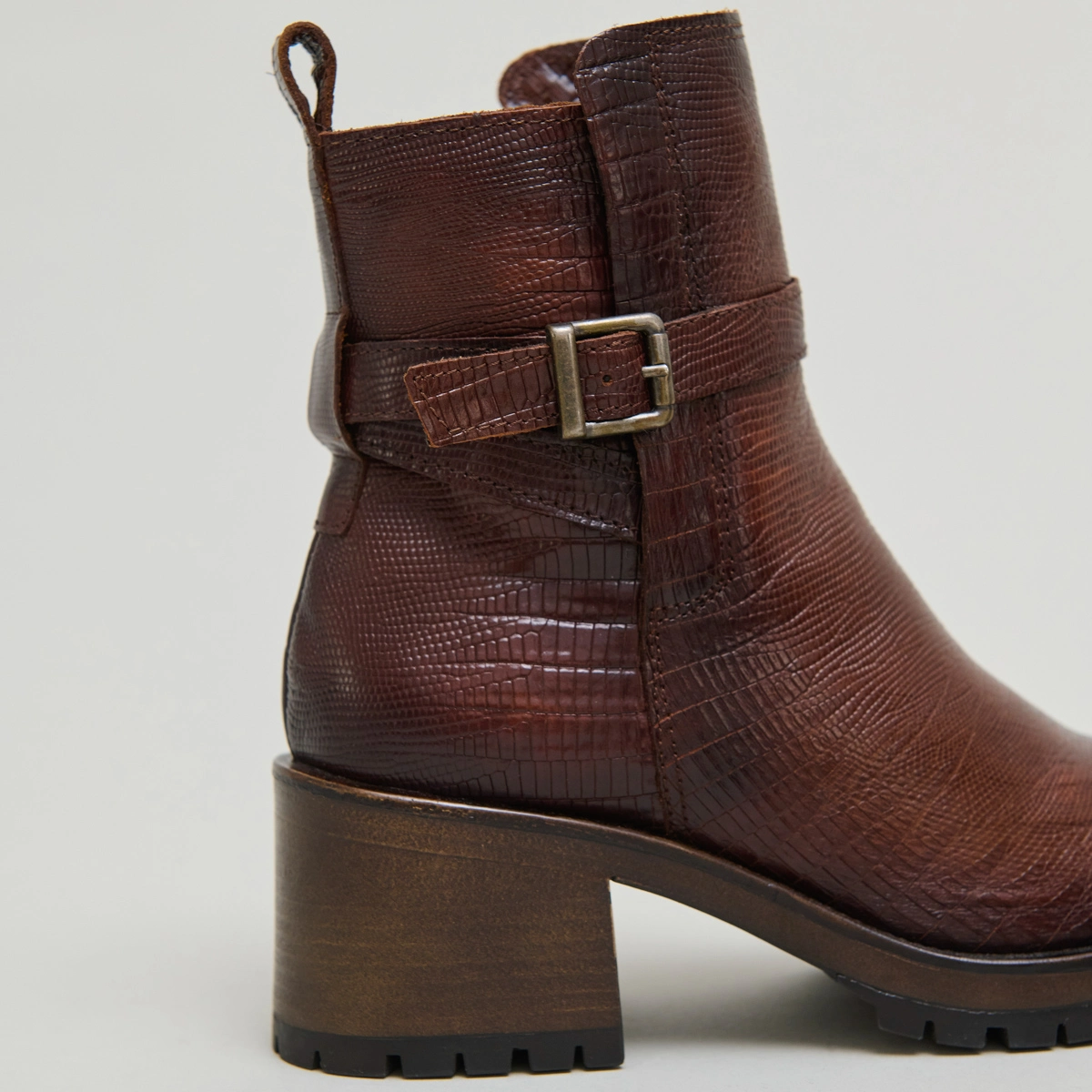 Round-toe buckle boots in cognac reptile leather | CLOVIS