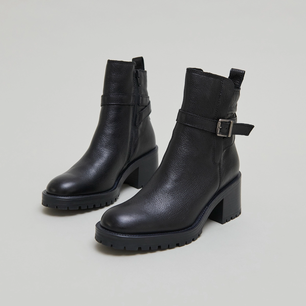 Round-toe buckle boots in black grained leather | CLOVIS