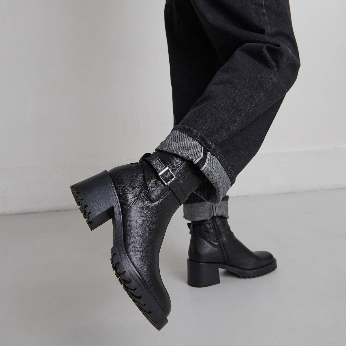 Round-toe buckle boots in black grained leather | CLOVIS
