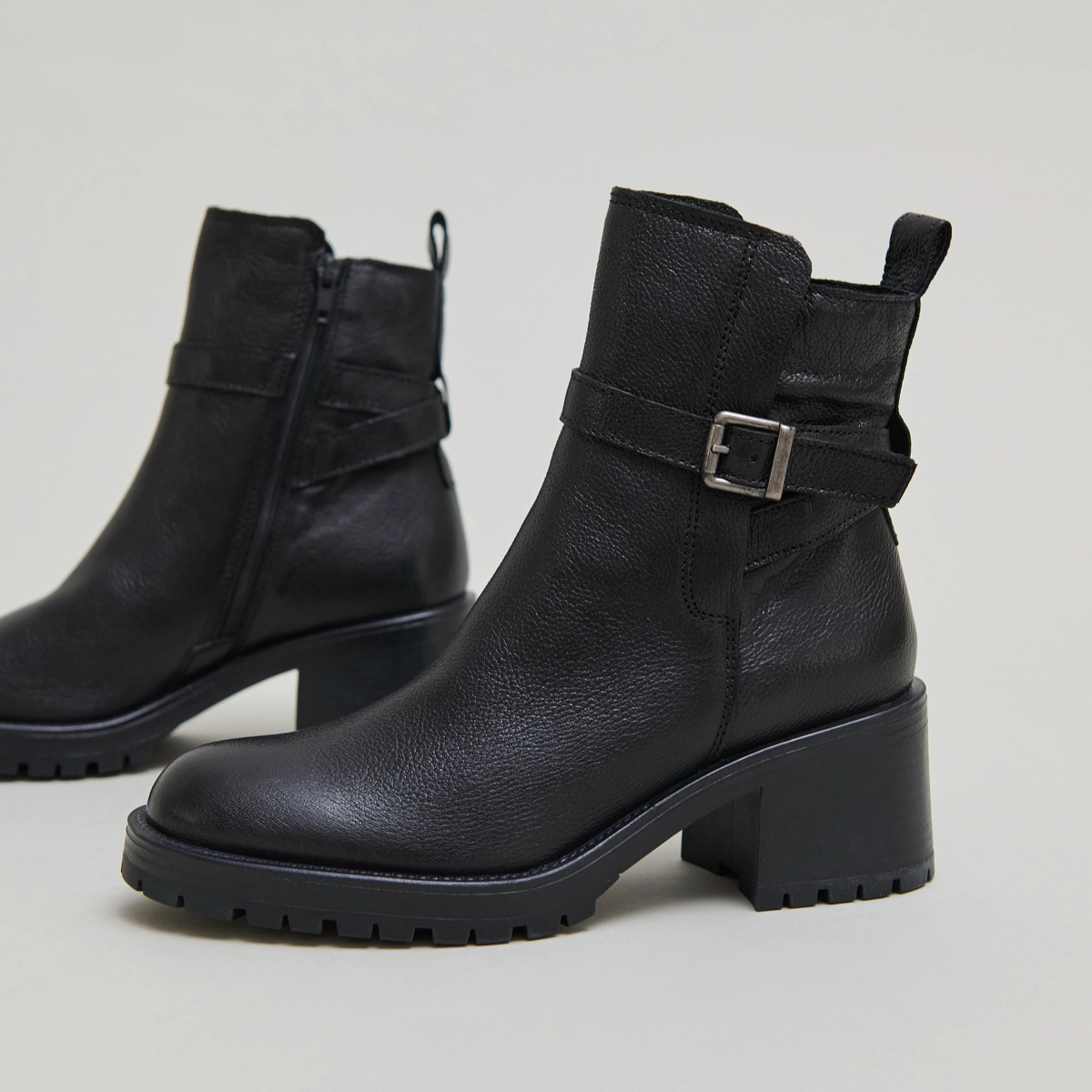 Round-toe buckle boots in black grained leather | CLOVIS