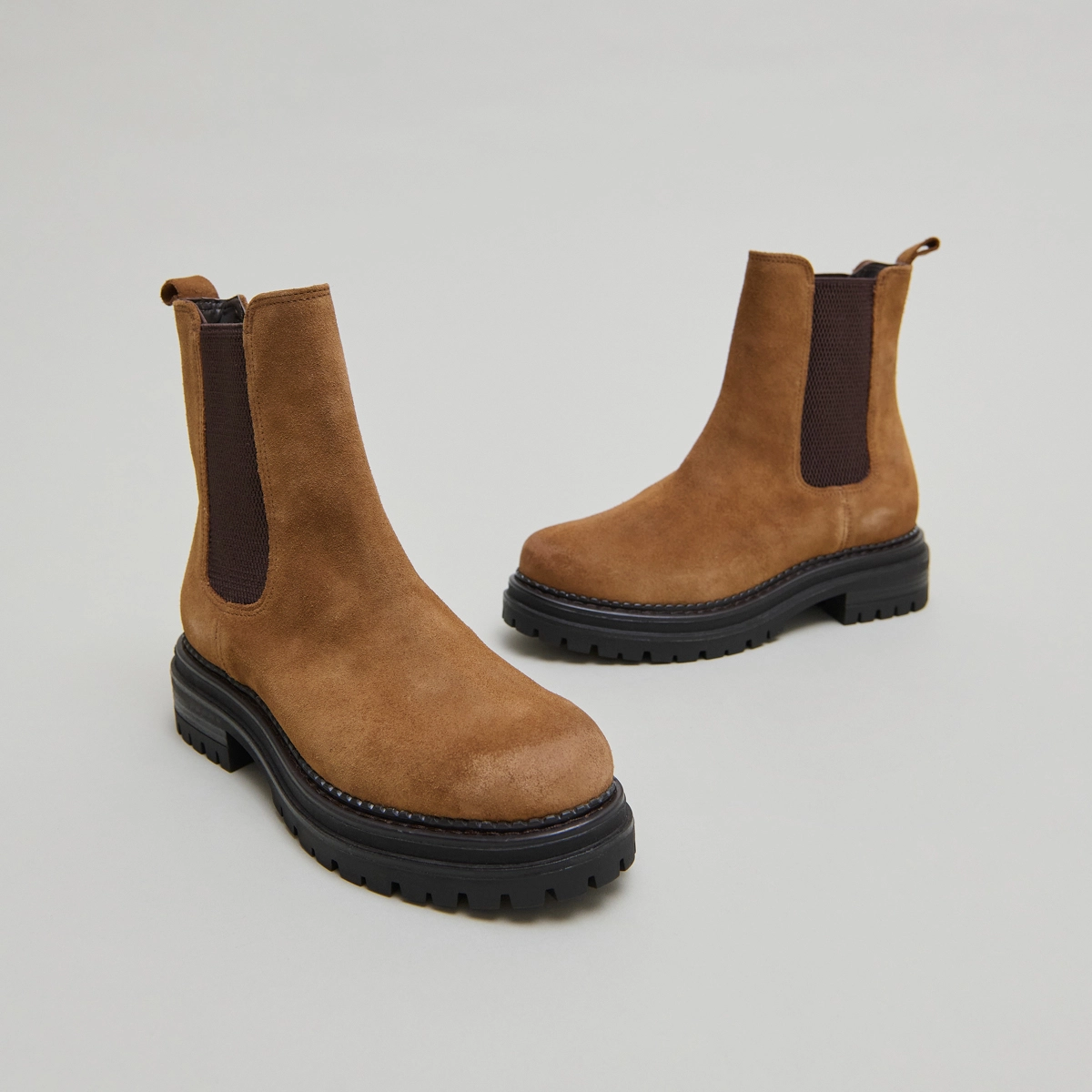 Boots with notched and elastic soles in cognac suede | ADALARD