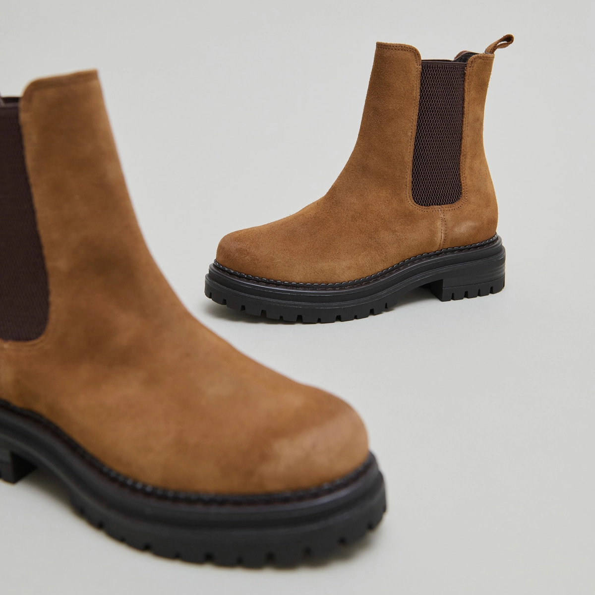 Boots with notched and elastic soles in cognac suede | ADALARD