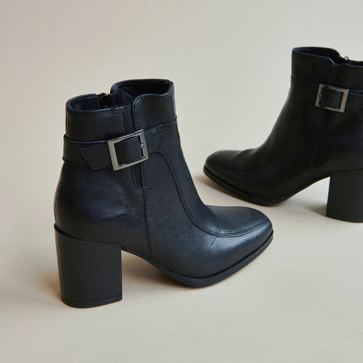 Heeled boots with buckles in black leather | ADRIETTE