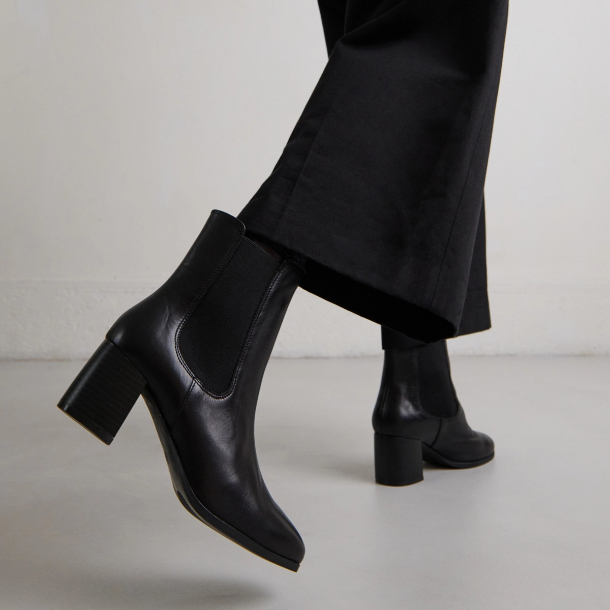 Boots with heels and elastic in black leather | ALDERIC