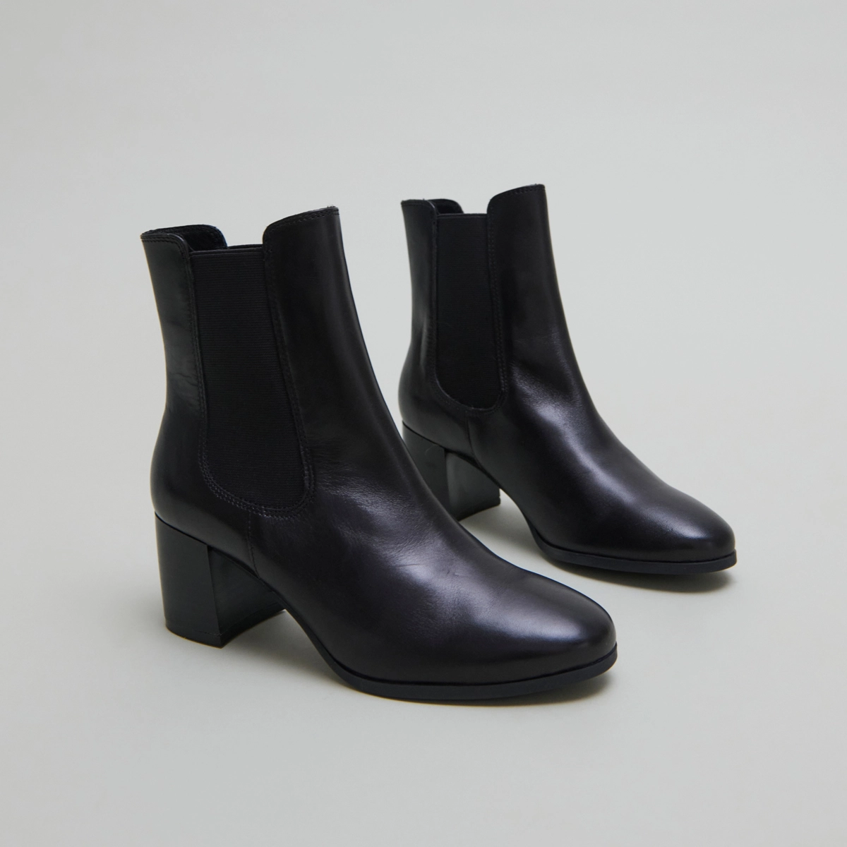 Boots with heels and elastic in black leather | ALDERIC