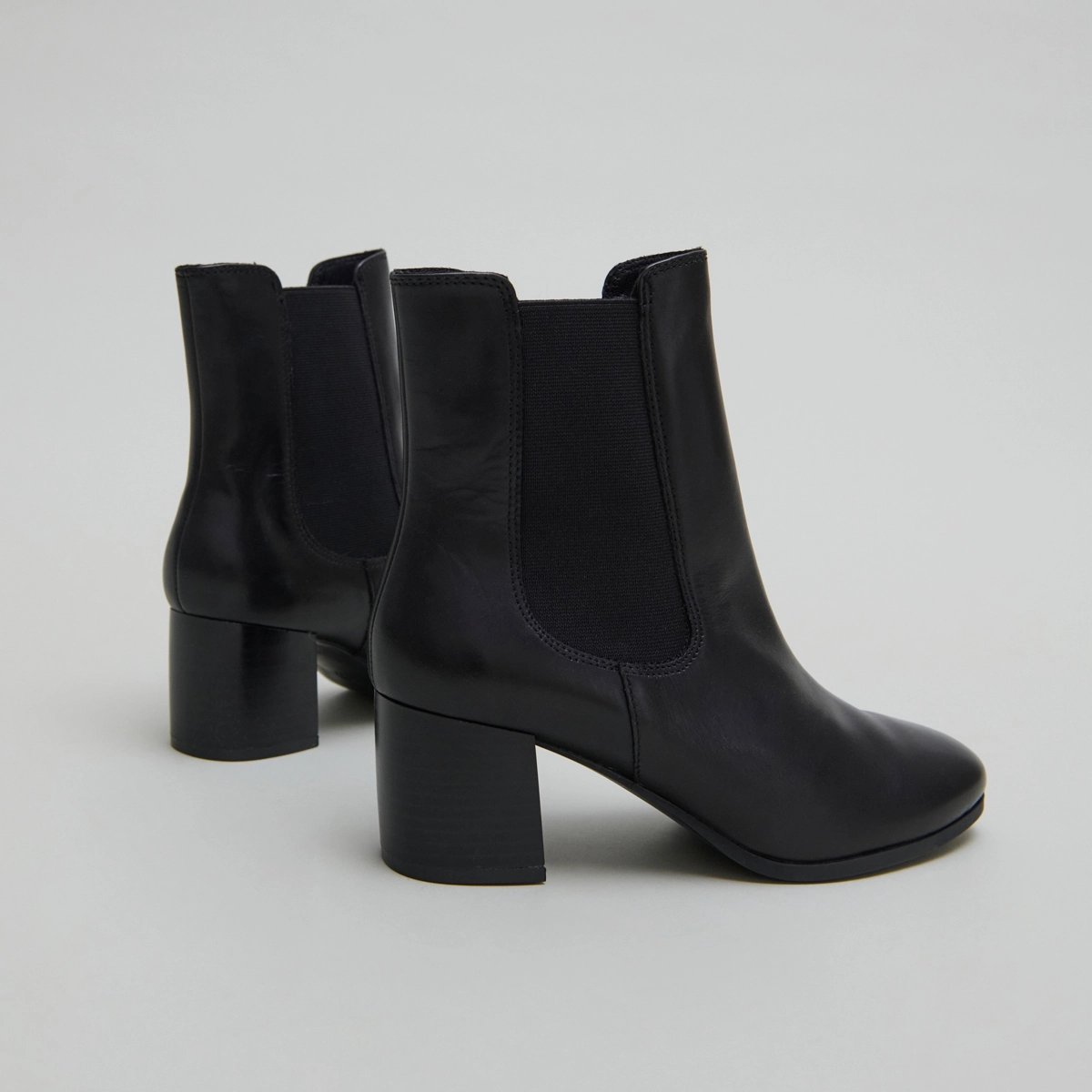 Boots with heels and elastic in black leather | ALDERIC