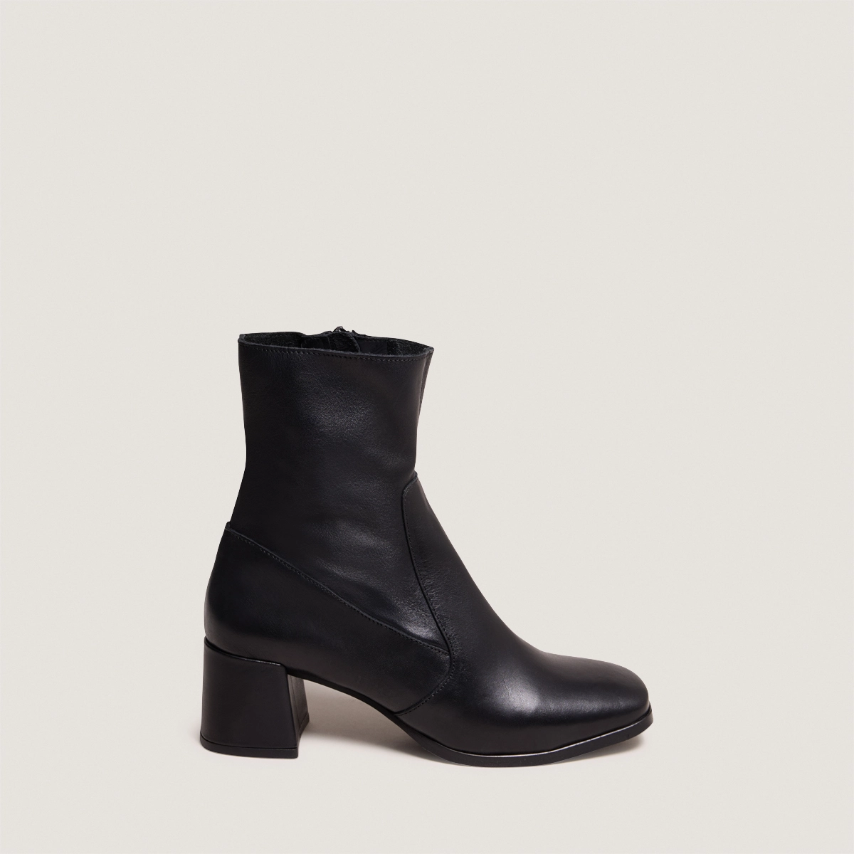 Oval-toe boots in black leather | ARGENTAT