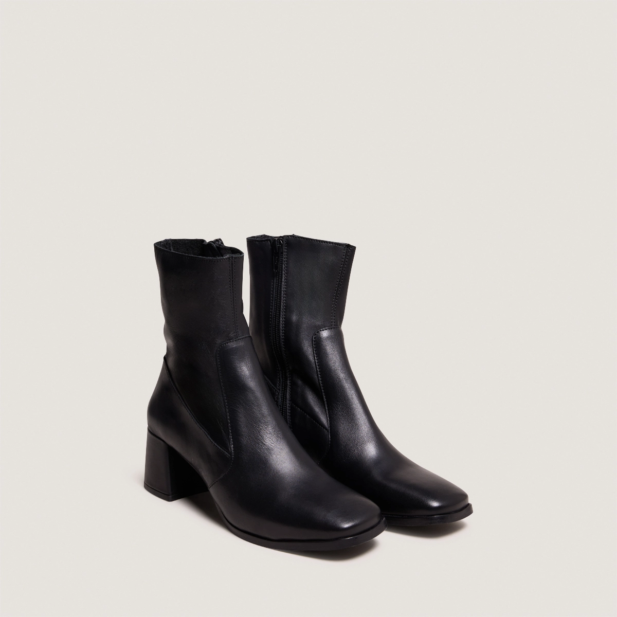 Oval-toe boots in black leather | ARGENTAT