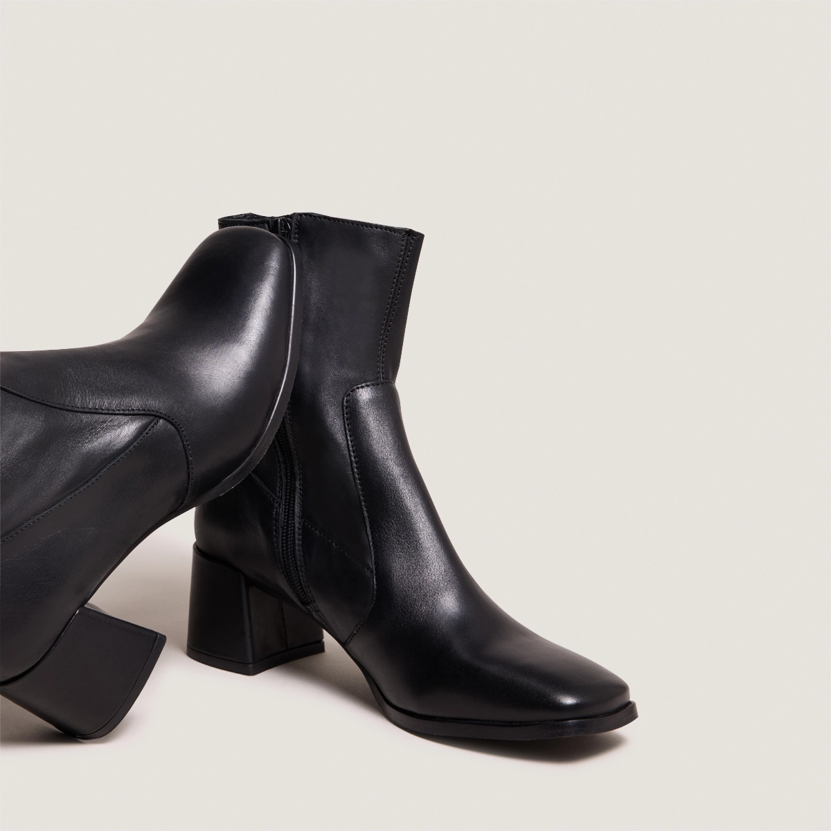 Oval-toe boots in black leather | ARGENTAT