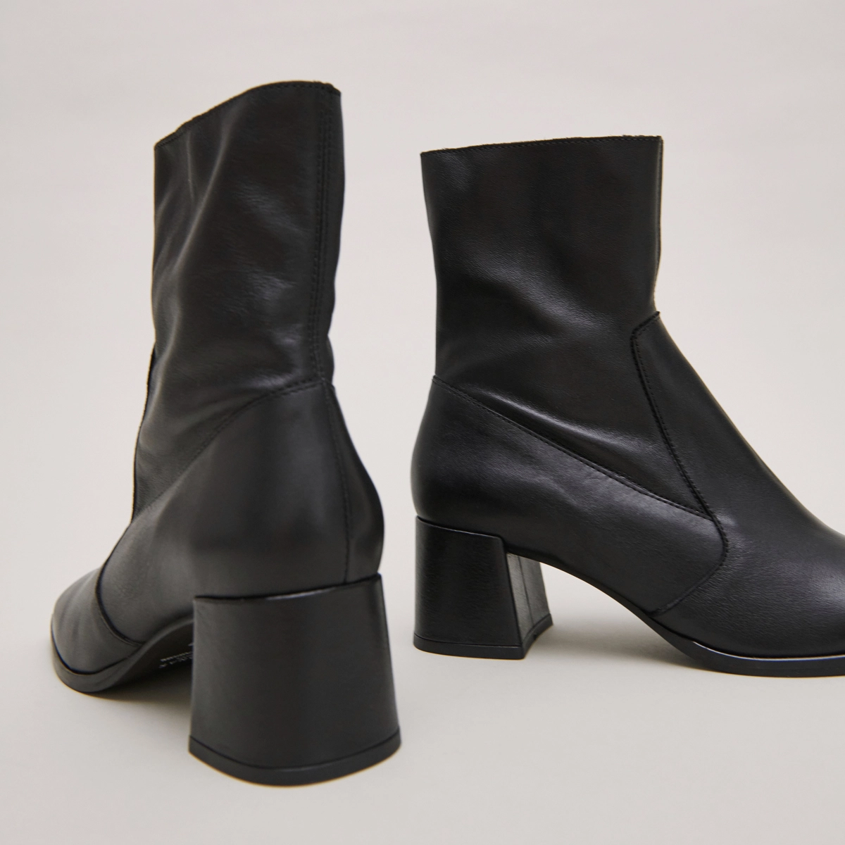 Oval-toe boots in black leather | ARGENTAT